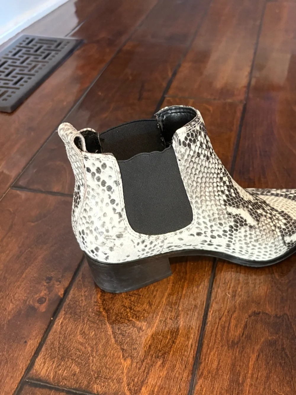 BLONDO Waterproof Snake Print Chelsea Bootie size 6.5